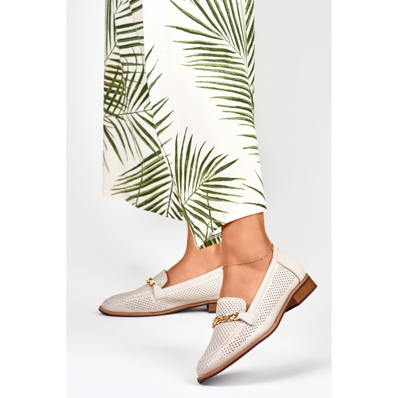 Zapatos calados de mujer fabricados en piel natural beige 2