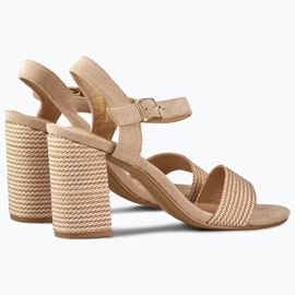 Sandalias de mujer en gamuza beige en el poste 1