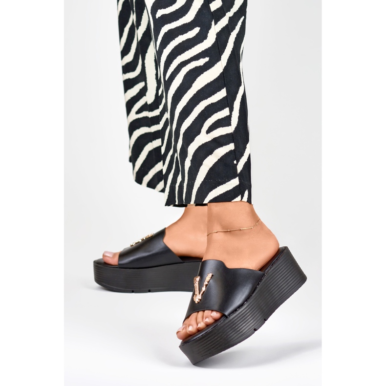 Sandalias mujer cuña negras con adorno dorado negro 2