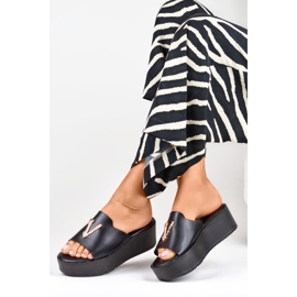 Sandalias mujer cuña negras con adorno dorado negro 4