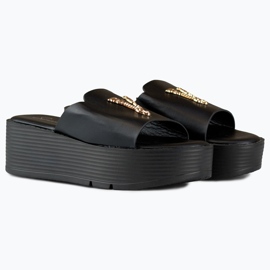 Sandalias mujer cuña negras con adorno dorado negro 5