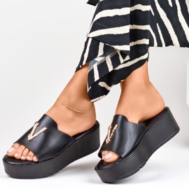 Sandalias mujer cuña negras con adorno dorado negro 6