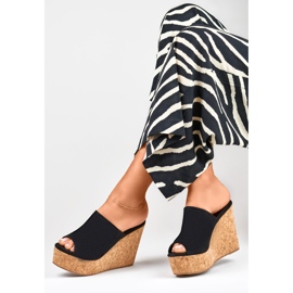 Chanclas negras en una cuña de corcho negro 2