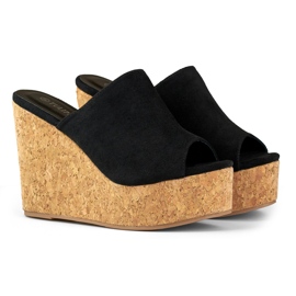 Chanclas negras en una cuña de corcho negro 1