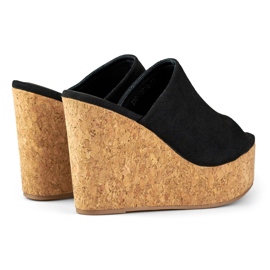 Chanclas negras en una cuña de corcho negro 5