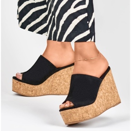Chanclas negras en una cuña de corcho negro 6