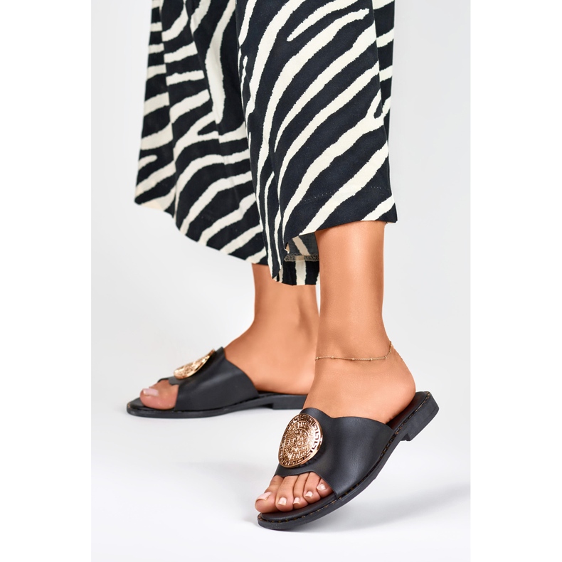 Pantuflas de mujer negras con decoración dorada negro 2