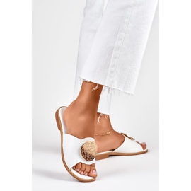 Pantuflas de mujer blancas con decoración dorada blanco 5