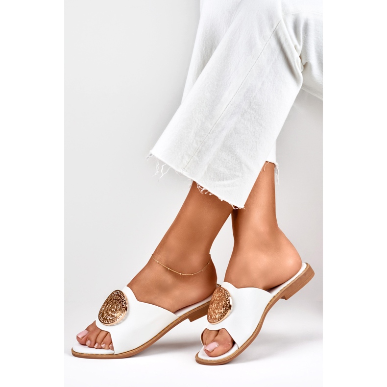 Pantuflas de mujer blancas con decoración dorada blanco 1