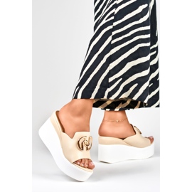 Zapatillas cuña de mujer elegantes beige 1
