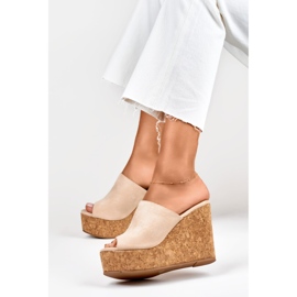 Chanclas beige sobre cuña de corcho 2