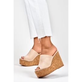 Chanclas beige sobre cuña de corcho 3