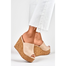 Chanclas beige sobre cuña de corcho 4