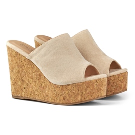 Chanclas beige sobre cuña de corcho 1