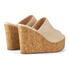Chanclas beige sobre cuña de corcho 5