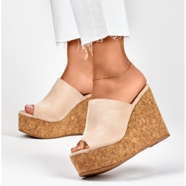 Chanclas beige sobre cuña de corcho 6