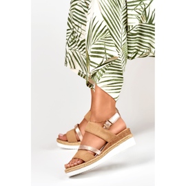 Sandalias beige de mujer con cuña baja 2