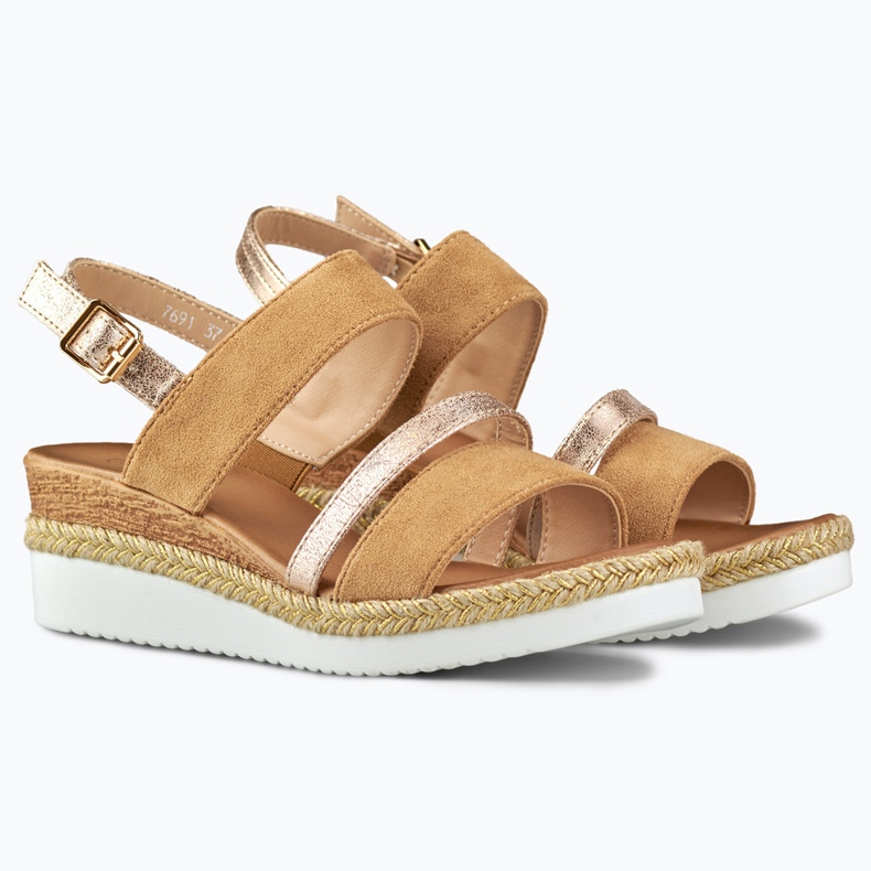 Sandalias beige de mujer con cuña baja 1