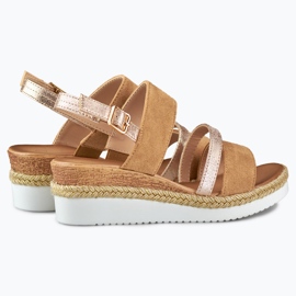 Sandalias beige de mujer con cuña baja 5