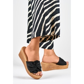 Zapatillas negras de mujer en un cómodo tacón de cuña. negro 4