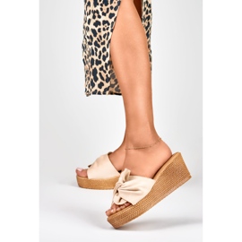 Zapatillas de mujer beige en un cómodo tacón de cuña. 4