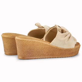 Zapatillas de mujer beige en un cómodo tacón de cuña. 3