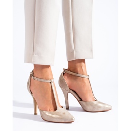 Zapatos de tacón dorados y beige de Shelovet 1
