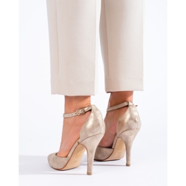 Zapatos de tacón dorados y beige de Shelovet 3