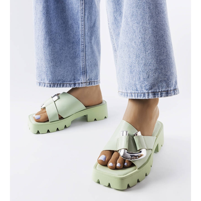 Chanclas verdes en la suela del tractor de Carceri 1