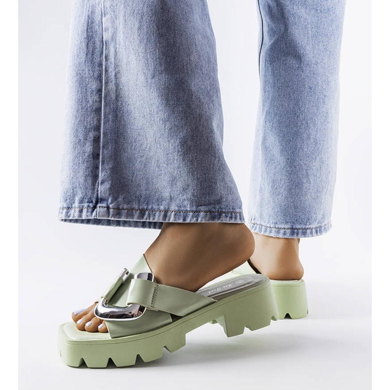 Chanclas verdes en la suela del tractor de Carceri 2