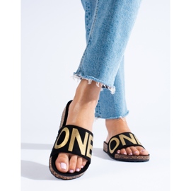 Chanclas negras con letras doradas en la gorra Shelovet negro 2