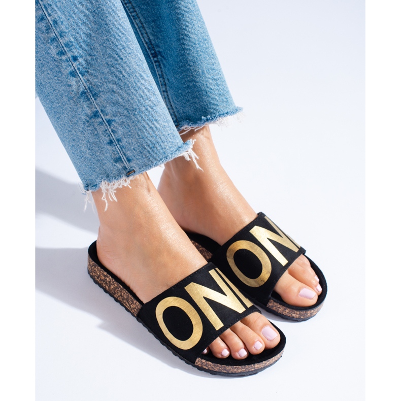 Chanclas negras con letras doradas en la gorra Shelovet negro 1