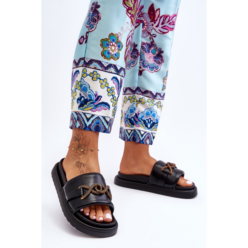 Sandalias Mujer Con Adorno Negro Verso 1