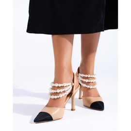 Zapatos de salón beige con puntera negra de Shelovet 2
