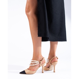 Zapatos de salón beige con puntera negra de Shelovet 3