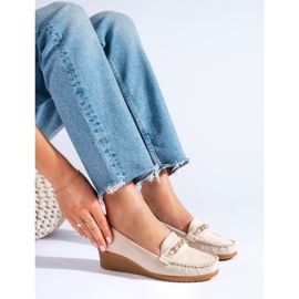 Zapatos con cuña en ante beige de Shelovet 1