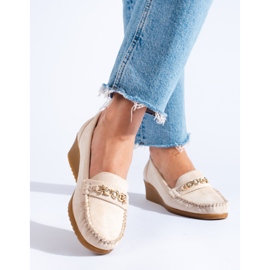 Zapatos con cuña en ante beige de Shelovet 2