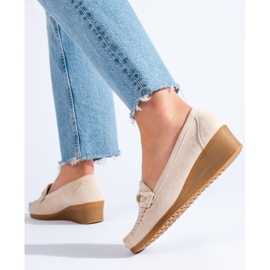 Zapatos con cuña en ante beige de Shelovet 3