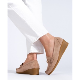 Zapatos con cuña en ante beige de Shelovet 3