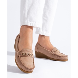 Zapatos con cuña en ante beige de Shelovet 1