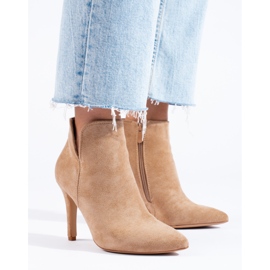 Bella Paris Botas clásicas en un tacón alto. beige 1