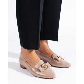 Vinceza Elegantes mocasines lacados de tacón bajo de Vnceza beige 1