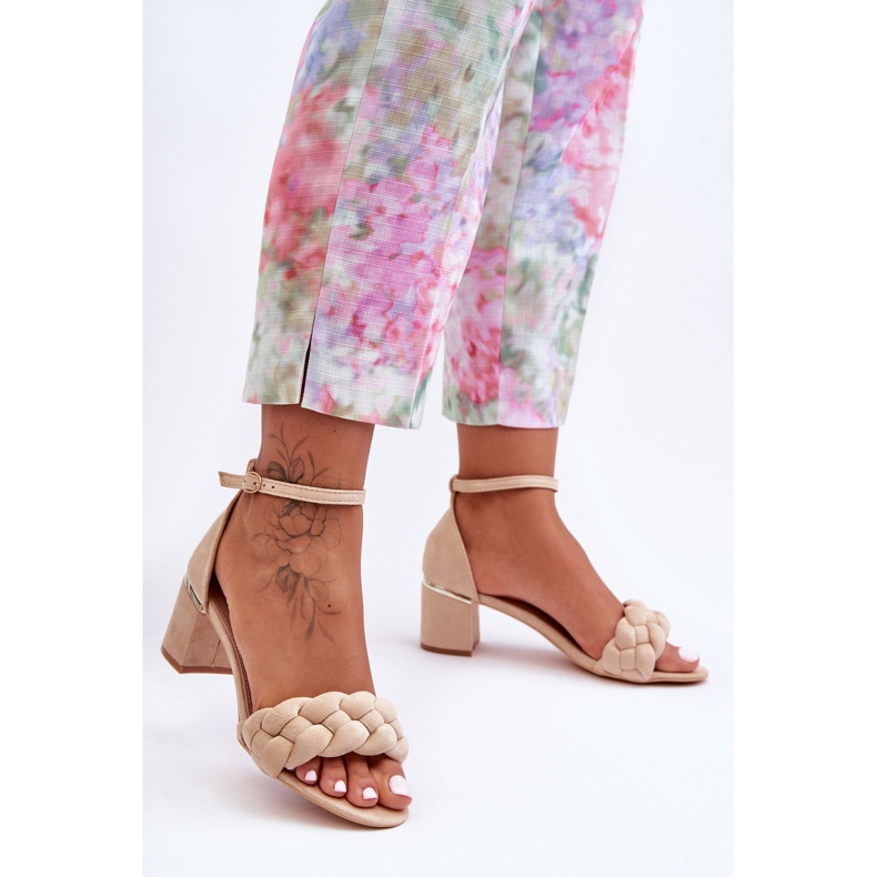 Sandalias trenzadas de ante beige Essenza 2