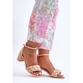 Sandalias trenzadas de ante beige Essenza 6