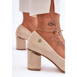 Zapatos de salón clásicos de ante con tacón alto y adorno Derren en beige claro 3