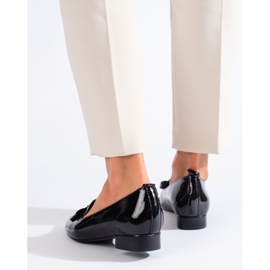Elegantes mocasines lacados de tacón bajo de Vinceza negro 2