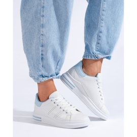 Zapatillas deportivas blancas en la plataforma Shelovet. blanco 2