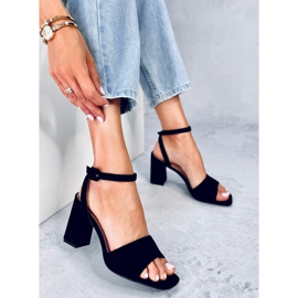 Sandalias en el puesto Loya Negro 2