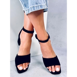 Sandalias en el puesto Loya Negro 3