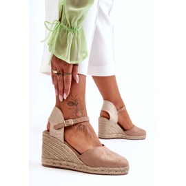 Sandalias con cuña de ante en beige 1